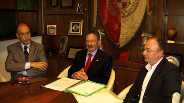Il Sindaco Lapenna insieme al Presidente del Consiglio Comunale Forte e all'amministratore delegato della Pulchra Petroro