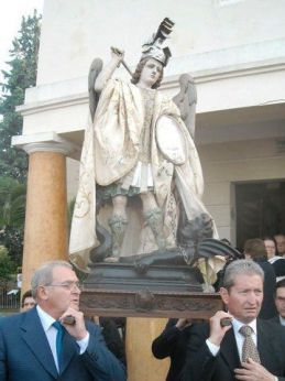Nella foto: un momento della processione in onore di San Michele Arcangelo