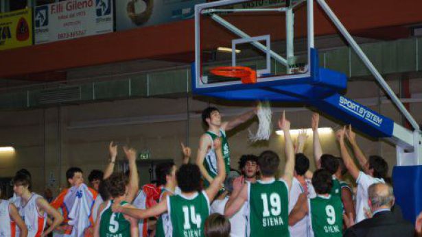 Nella foto: la gioia della Montepaschi per la vittoria