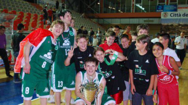 Nella foto: i campioni della Montepaschi in posa con dei ragazzi della Biofox