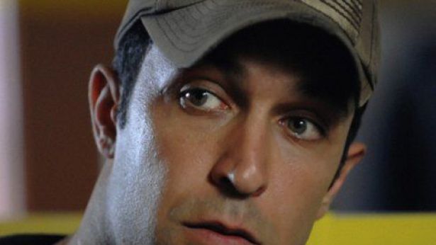 Nella foto: Pietro Taricone in una scena del film "il covo di Teresa"