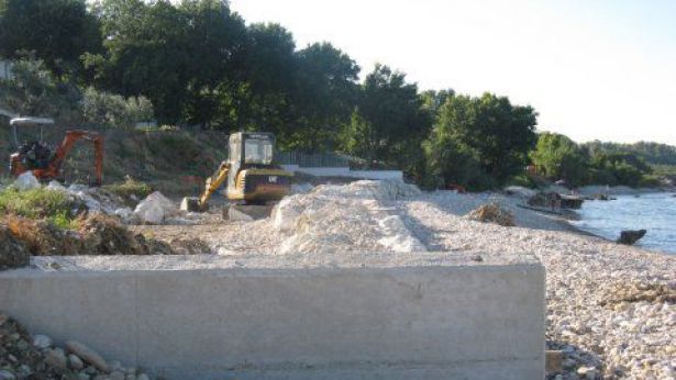 Nella foto: i lavori in fase di esecuzione in località Vignola