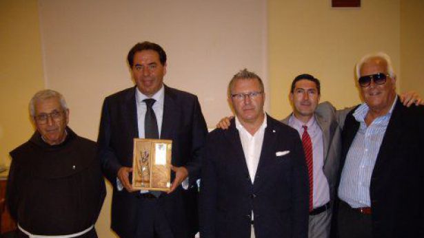 Nella foto: il Presidente Di Giuseppantonio con la Palma d'Argento