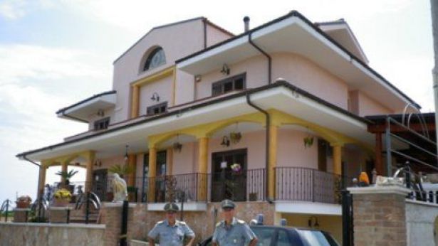 Nella foto: la villa consegnata al Comune