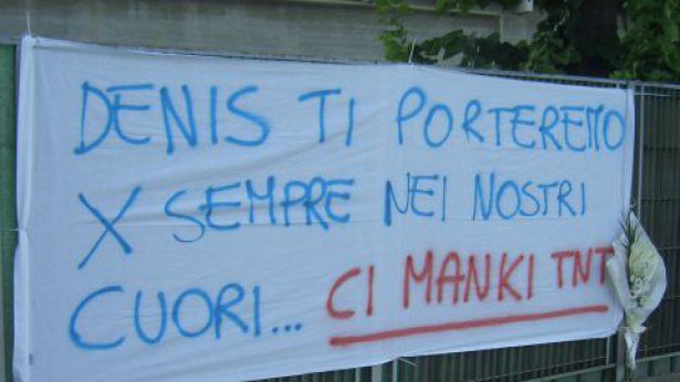 Nella foto: il ricordo degli amici di Denis La Penna lasciato sul luogo del terribile incidente