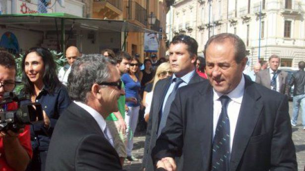 Nella foto: l'on. Di Pietro e Paolo Palomba a Vasto durante la festa dell'IDV