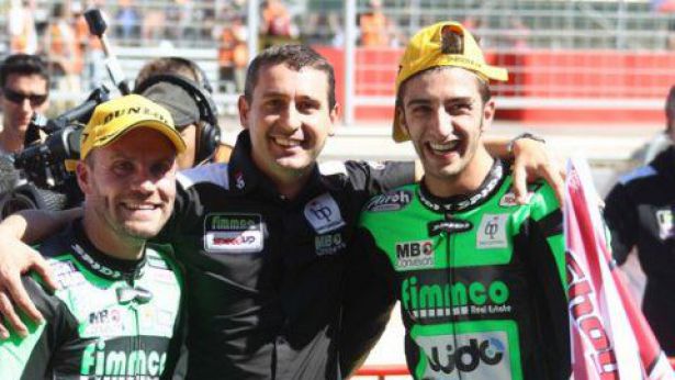 Nella foto: il team Speed Up nel parco chiuso di Aragon. Talmacmi, Boscoscuro e Iannone