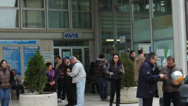 fila di utenti dinanzi al CUP - Ospedale Vasto