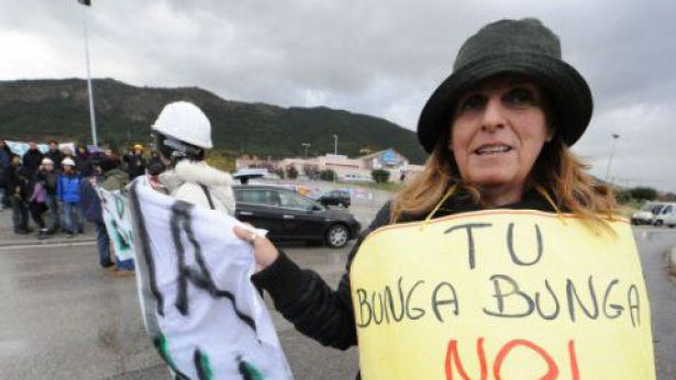 Nella foto: la rabbia degli aquilani che sfilano in corteo con manifesti e slogan - foto repubblica.it
