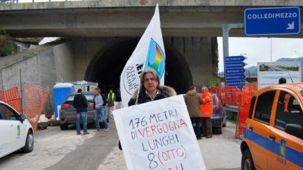 Nella foto: la protesta di Palmerino Fagnilli all?imbocco della galleria Spagone