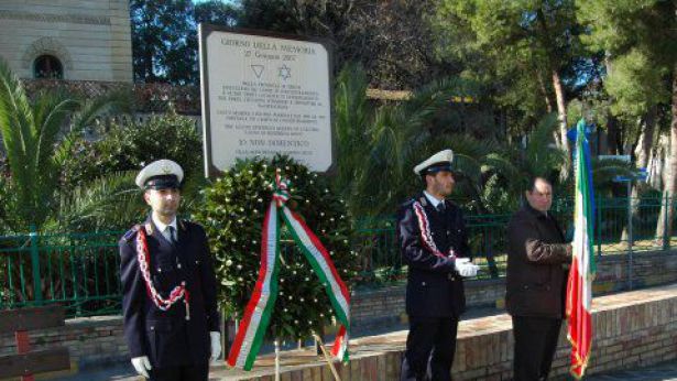Nella foto: un momento della cerimonia a Vasto Marina
