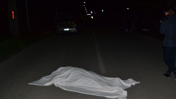 Il corpo della signora morta nell'incidente
