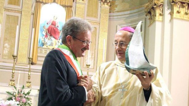 Il Sindaco Lapenna consegna il dono a Mons. Forte