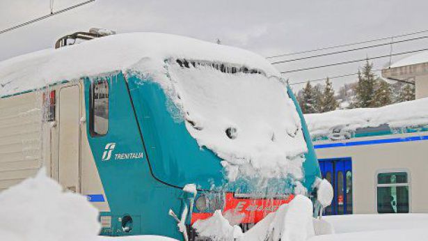 Treno bloccato dalla neve