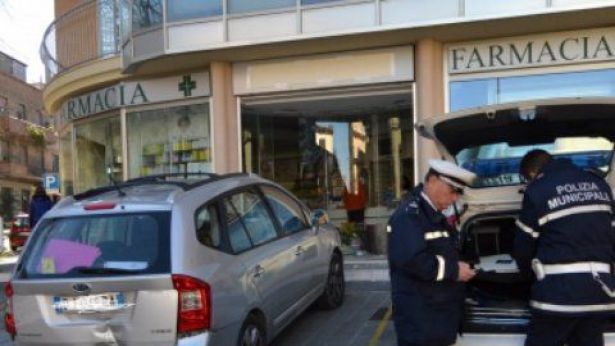 Kia finisce contro le vetrate della Farmacia Di Domizio - foto Histonium.net