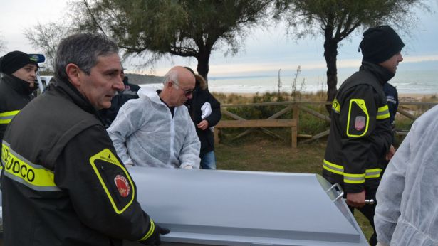 Il recupero del cadavere a Punta Aderci (Foto Daccò)