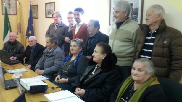 Foto di gruppo della classe con insegnanti e sindaco