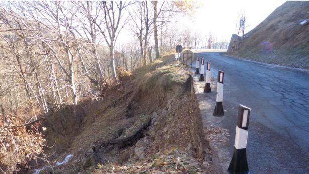 Frana su strada provinciale