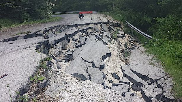 Una strada dissestata