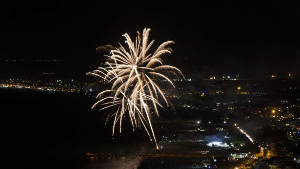 Fuochi pirotecnici sul mare - Foto Massimo Molino