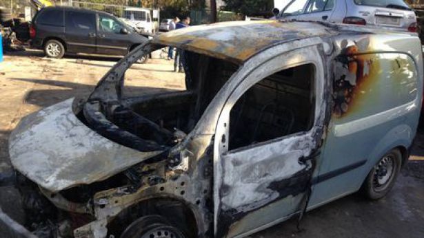 Il furgone incendiato