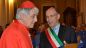 Il cardinale Menichelli riceve la targa del Comune da parte del Presidente Forte