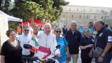 Mons. Mencaccini a bordo della sua Moto Guzzi - Foto Arnolfo Paolucci