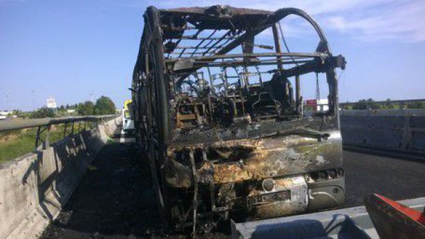 L'autobus andato a fuoco