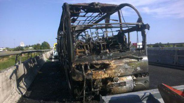 L'autobus andato a fuoco