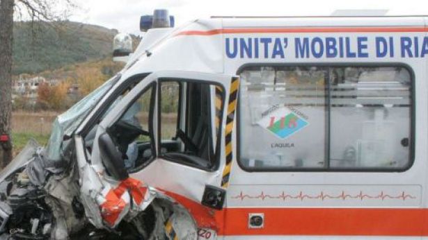 Ambulanza danneggiata
