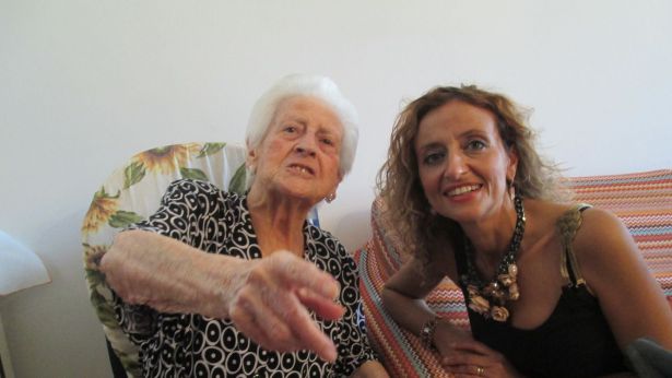 La signora Mari festeggiata dal sindaco