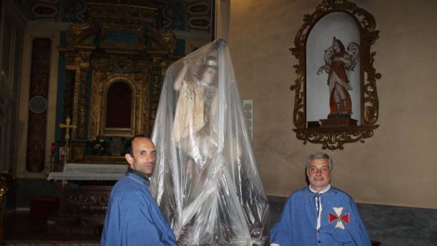 La statua di San Michele incellofanata: Foto di Lino Spadaccini