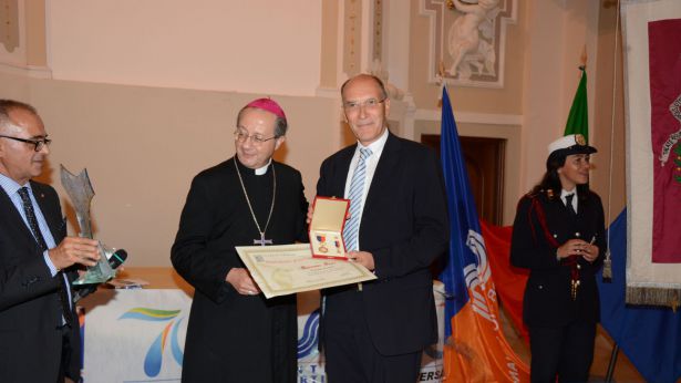 Mons. Bruno Forte consegna il discobolo d'oro a Giuseppe Forte l'assistente nazione del CSI don Alessio