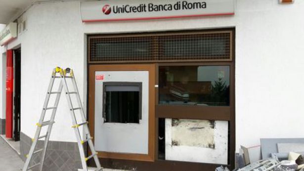 Un bancomat saltato in aria