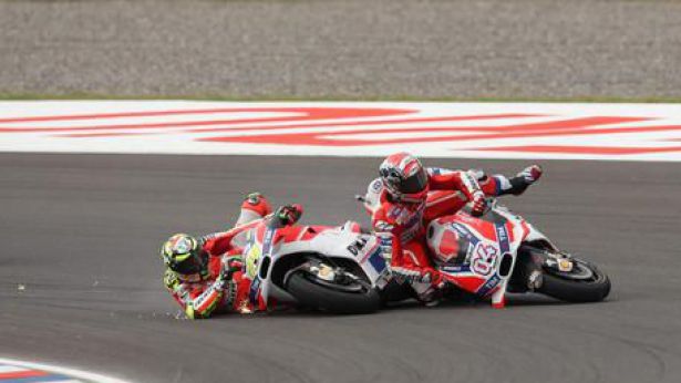 L'incidente in pista tra Iannone e Dovizioso