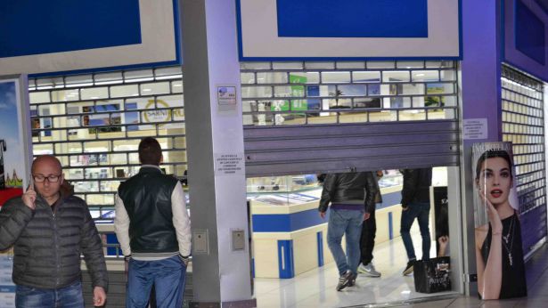 L'esterno della gioielleria di Sarni al Conad Megastore