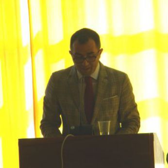 L'avv. Rosario Di Giacomo mentre legge la lettera