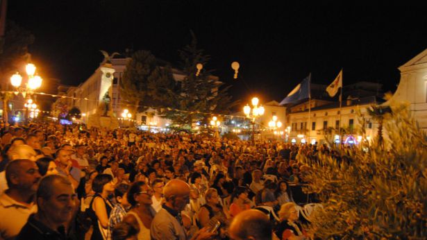 Piazza Rossetti ricolma di gente
