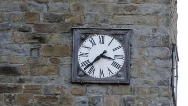 L'orologio della torre di Amatrice fermo all'ora del disastro