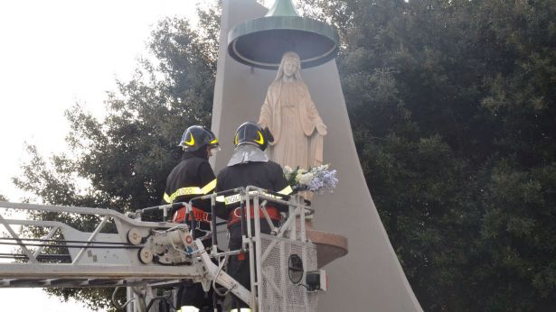 Festa dell'Immacolata: la deposizione dei fiori da parte dei Vigili del Fuoco