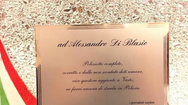 La targa offerta al dott. Di Blasio