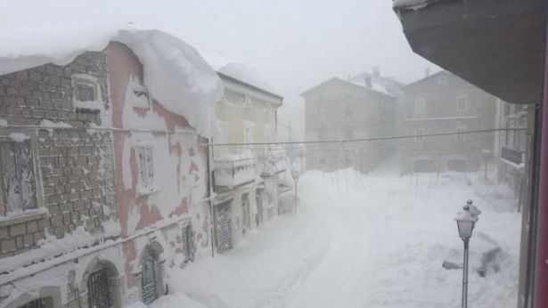 Neve: Pescopennataro sommersa di neve