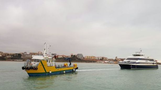 Il Termoli Jet rimorchiato verso il porto di Ortona