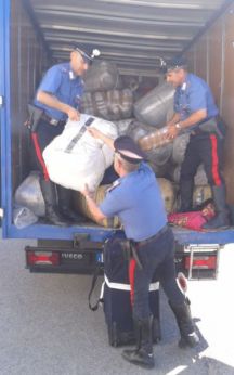 I carabinieri scaricano le balle di droga