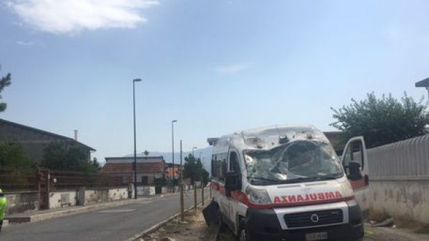 L'ambulanza dopo l'incidente