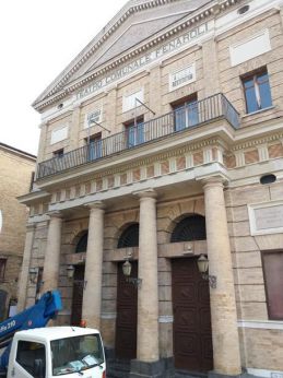 Lanciano: la facciata del Teatro Fenaroli