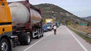 Fila di auto sulla Fondo Valle Trigno