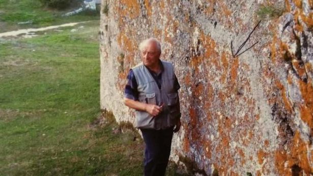 Franchino Teti dinanzi al muro dove doveva essere fucilato