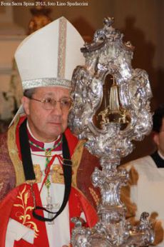 La Sacra Spina portata in processione da mons. Bruno Forte