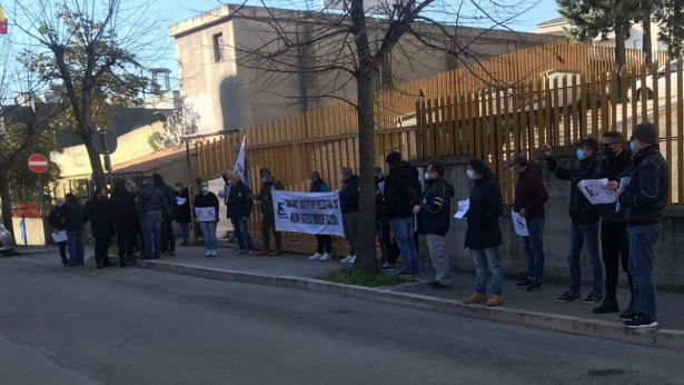 Gli operai della Sabrino Esplodenti davanti al Tribunale di Vasto